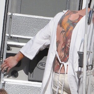 Exclusif - Ben Affleck, dévoile son nouveau tatouage, un phoenix dans le dos, sur le tournage de 'Live By Night' à Los Angeles, le 8 décembre 2015.
