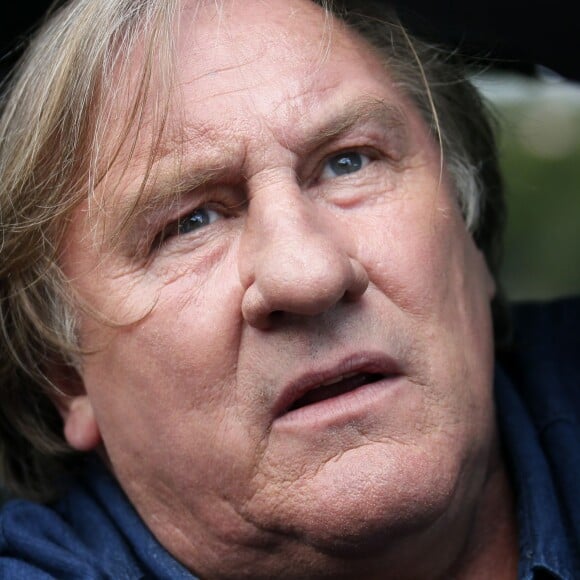 Archive - L'acteur Français Gérard Depardieu repond aux questions de ses fans lors du tournage de son film "Tour de France" de passage à Listrac dans le Medoc le 18 Juillet 2015.