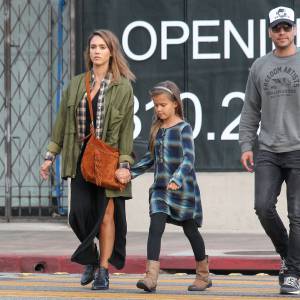 Exclusif - Jessica Alba fait du shopping avec son mari Cash Warren et ses filles Honor et Haven à Los Angeles le 19 décembre 2015.