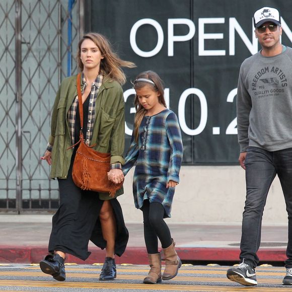 Exclusif - Jessica Alba fait du shopping avec son mari Cash Warren et ses filles Honor et Haven à Los Angeles le 19 décembre 2015.