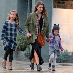 Exclusif - Jessica Alba fait du shopping avec son mari Cash Warren et ses filles Honor et Haven à Los Angeles le 19 décembre 2015.