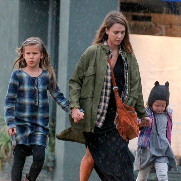 Exclusif - Jessica Alba fait du shopping avec son mari Cash Warren et ses filles Honor et Haven à Los Angeles le 19 décembre 2015.