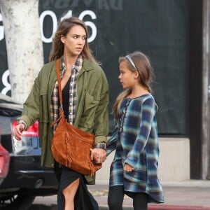 Exclusif - Jessica Alba fait du shopping avec son mari Cash Warren et ses filles Honor et Haven à Los Angeles le 19 décembre 2015.