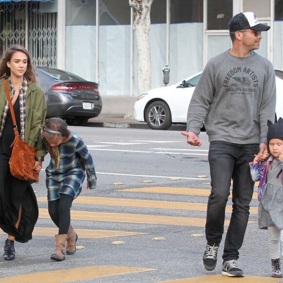 Exclusif - Jessica Alba fait du shopping avec son mari Cash Warren et ses filles Honor et Haven à Los Angeles le 19 décembre 2015.