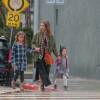 Exclusif - Jessica Alba fait du shopping avec son mari Cash Warren et ses filles Honor et Haven à Los Angeles le 19 décembre 2015.
