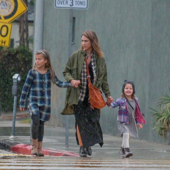 Exclusif - Jessica Alba fait du shopping avec son mari Cash Warren et ses filles Honor et Haven à Los Angeles le 19 décembre 2015.