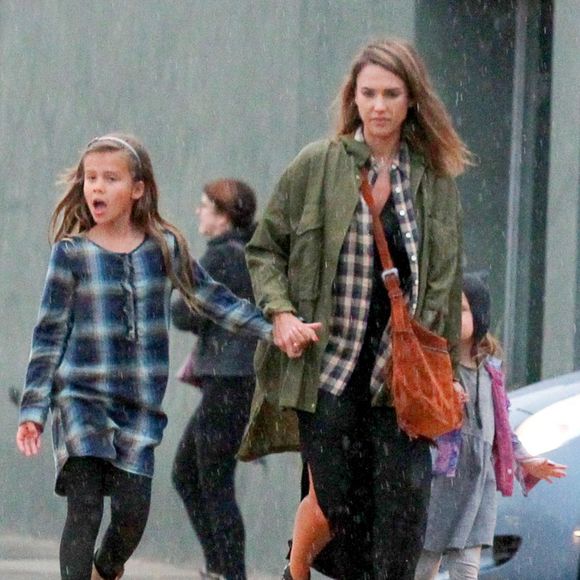 Exclusif - Jessica Alba fait du shopping avec son mari Cash Warren et ses filles Honor et Haven à Los Angeles le 19 décembre 2015.