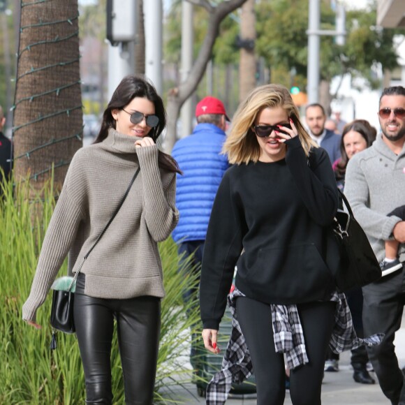 Kendall Jenner et Khloé Kardashian à Beverly Hills, le 20 décembre 2015.