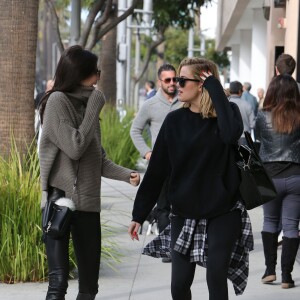 Kendall Jenner et Khloé Kardashian à Beverly Hills, le 20 décembre 2015.