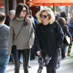 Kendall Jenner et Khloé Kardashian à Beverly Hills, le 20 décembre 2015.