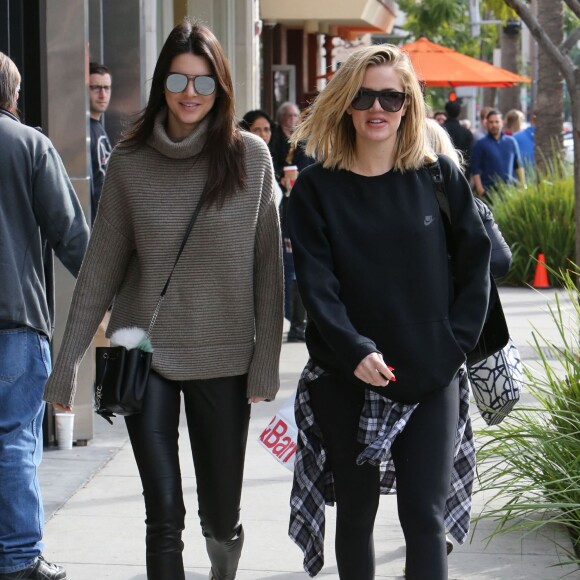 Kendall Jenner et Khloé Kardashian à Beverly Hills, le 20 décembre 2015.