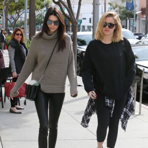 Kendall Jenner et Khloé Kardashian à Beverly Hills, le 20 décembre 2015.