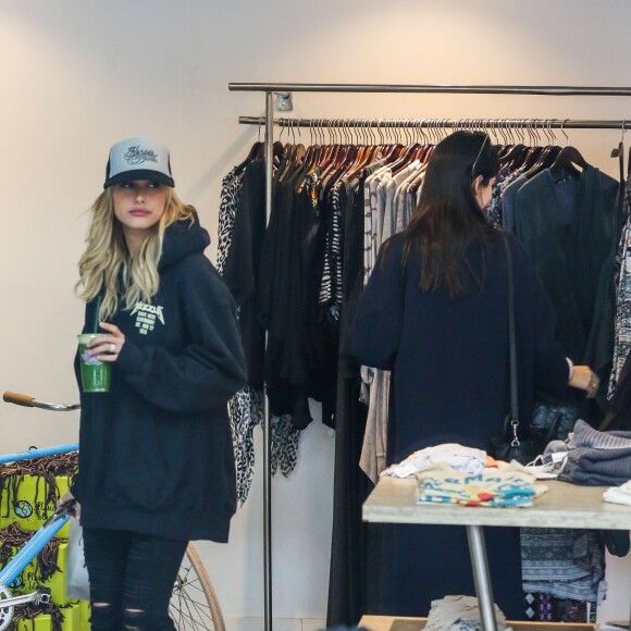 Kendall Jenner et Hailey Baldwin font du shopping à Malibu, Los Angeles, le 19 décembre 2015.