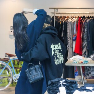 Kendall Jenner et Hailey Baldwin font du shopping à Malibu, Los Angeles, le 19 décembre 2015.