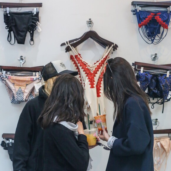 Kendall Jenner et Hailey Baldwin font du shopping à Malibu, Los Angeles, le 19 décembre 2015.