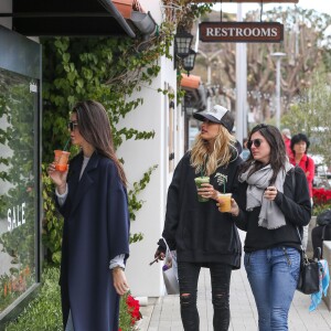 Kendall Jenner et Hailey Baldwin font du shopping à Malibu, Los Angeles, le 19 décembre 2015.