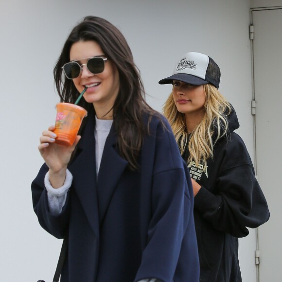 Kendall Jenner et Hailey Baldwin font du shopping à Malibu, Los Angeles, le 19 décembre 2015.