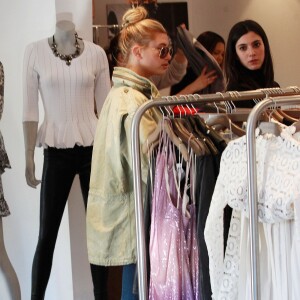 Kendall Jenner et Hailey Baldwin, accompagnées par Corey Gamble, font du shopping au magasin Curve à West Hollywood, Los Angeles, le 18 décembre 2015.