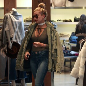 Kendall Jenner et Hailey Baldwin, accompagnées par Corey Gamble, font du shopping au magasin Curve à West Hollywood, Los Angeles, le 18 décembre 2015.