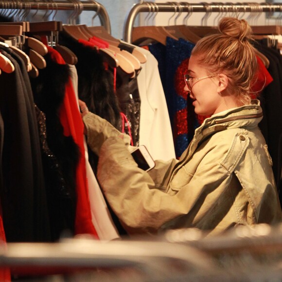 Kendall Jenner et Hailey Baldwin, accompagnées par Corey Gamble, font du shopping au magasin Curve à West Hollywood, Los Angeles, le 18 décembre 2015.