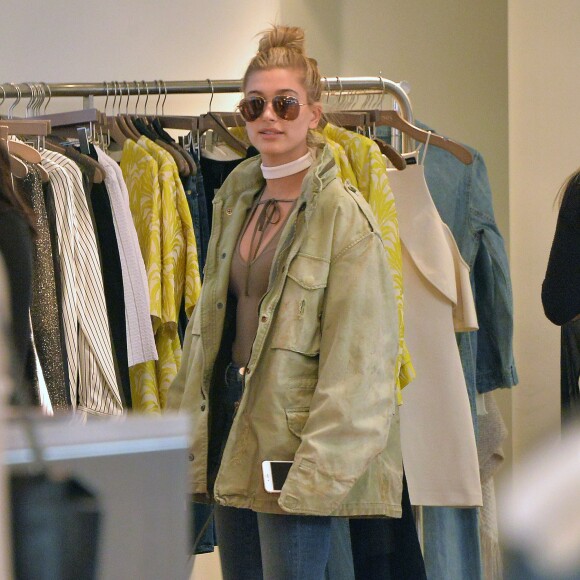 Kendall Jenner et Hailey Baldwin, accompagnées par Corey Gamble, font du shopping au magasin Curve à West Hollywood, Los Angeles, le 18 décembre 2015.