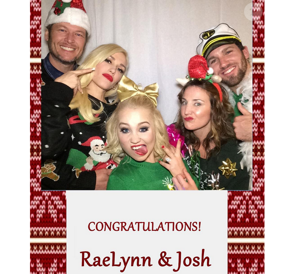 Gwen Stefani et son amoureux Blake Shelton dans un photomaton à la soirée de fiançailles de la chanteuse RaeLynne et son amoureus Josh. Photo postée sur Instagram, le 20 décembre 2015.