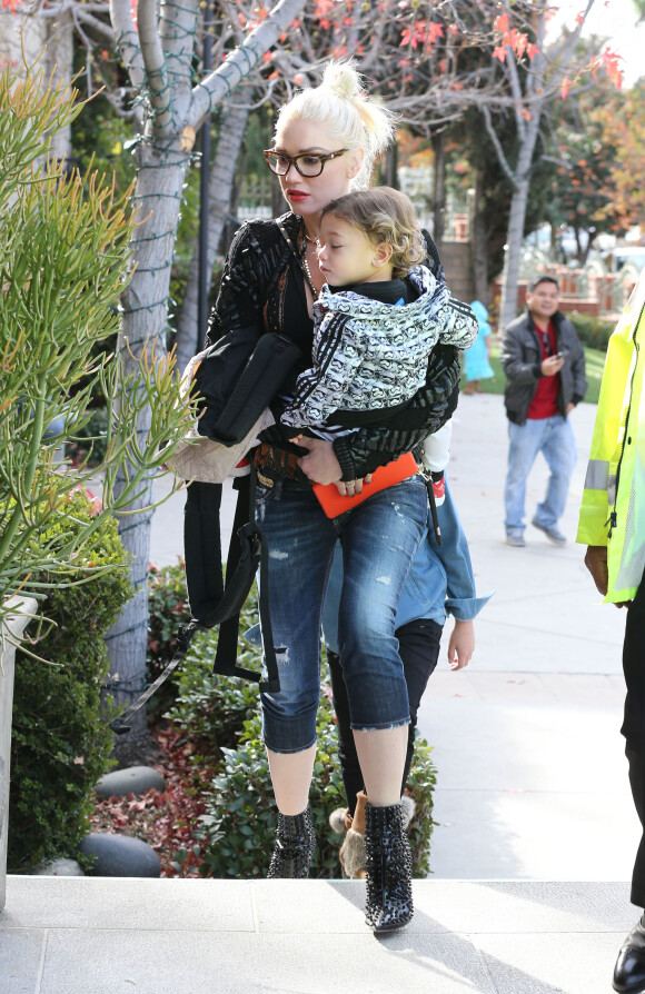 Exclusif - Gwen Stefani emmène ses enfants Kingston, Zuma et Apollo à l'église à Los Angeles, le 6 décembre 2015  For germany call for price - Please hide children face prior publication Exclusive - Singer and busy mom Gwen Stefani spends the afternoon with her kids, in Los Angeles on December 06, 2015.06/12/2015 - Los Angeles