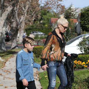 Exclusif - Gwen Stefani emmène ses enfants Kingston, Zuma et Apollo à l'église à Los Angeles, le 6 décembre 2015  For germany call for price - Please hide children face prior publication Exclusive - Singer and busy mom Gwen Stefani spends the afternoon with her kids, in Los Angeles on December 06, 2015.06/12/2015 - Los Angeles