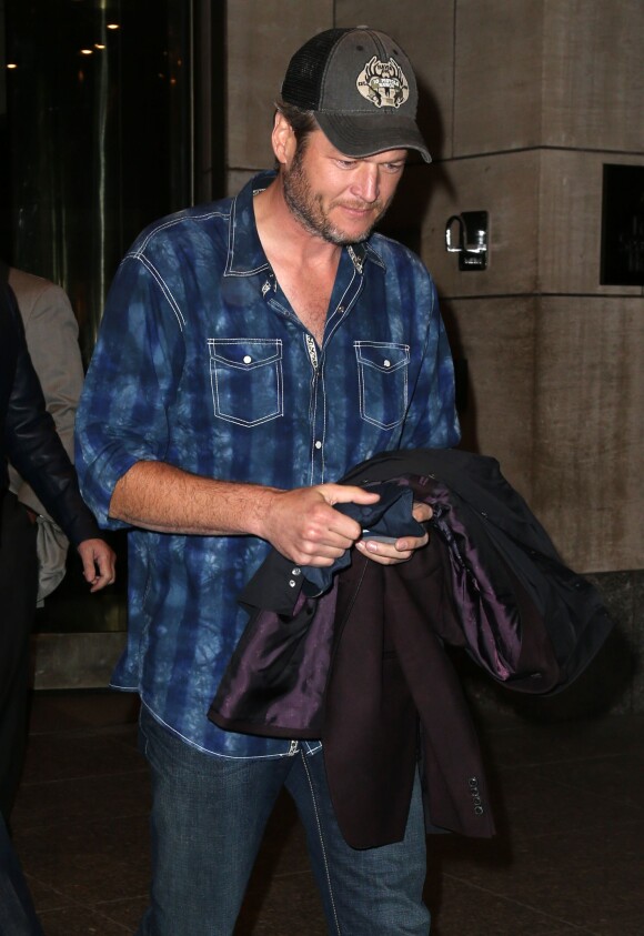 Le chanteur de Country Blake Shelton arrive et sort de son hôtel à New York, le 27 octobre 2015  Country singer Blake Shelton is spotted coming and going out of his New York City, New York hotel on October 27, 2015.27/10/2015 - New York