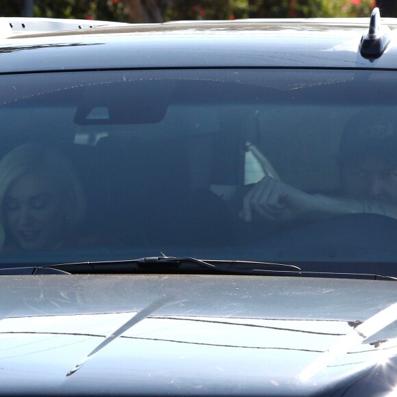 Gwen Stefani et Blake Shelton arrivent en Cadillac jusqu'à l'aéroport de Los Angeles pour prendre un avion en direction de Nashville célébrer les fiançailles de la chanteuse RaeLynn, le 20 décembre 2015