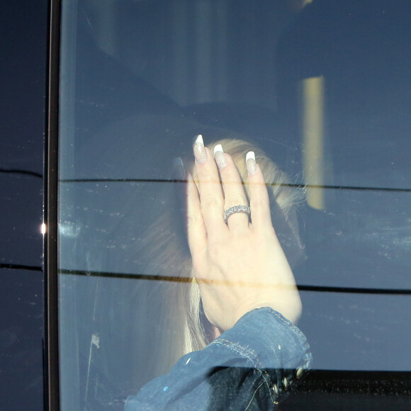 Gwen Stefani et Blake Shelton arrivent en Cadillac jusqu'à l'aéroport de Los Angeles pour prendre un avion en direction de Nashville célébrer les fiançailles de la chanteuse RaeLynn, le 20 décembre 2015