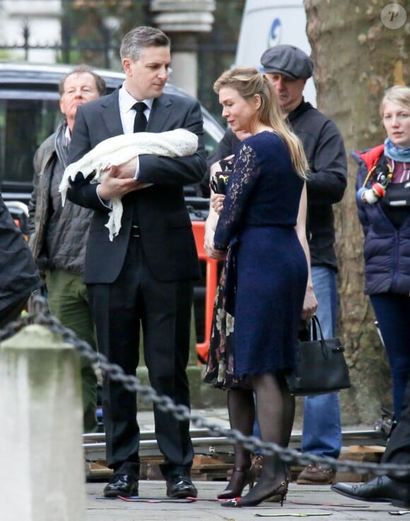 Renée Zellweger - Tournage du film "Bridget Jones 3" à Londres, le 10 novembre 2015, lors des scènes du baptême.