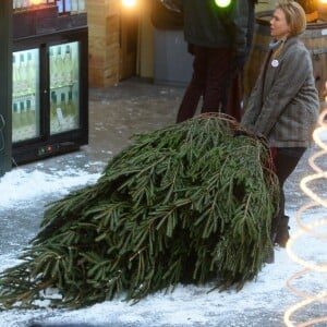 Renée Zellweger sur le tournage du film "Bridget Jones 3" à Londres le 13 octobre 2015. L'actrice, qui joue une Bridget Jones enceinte, achète un sapin de Noël au marché de Borough Market et le traine jusqu'à chez elle.