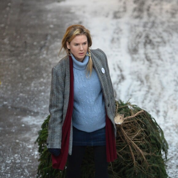 Renée Zellweger sur le tournage du film "Bridget Jones 3" à Londres le 13 octobre 2015. L'actrice, qui joue une Bridget Jones enceinte, achète un sapin de Noël au marché de Borough Market et le traine jusqu'à chez elle.