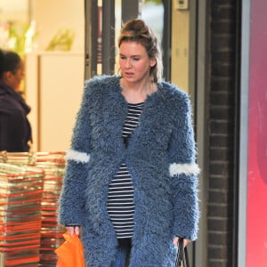 Renée Zellweger (enceinte pour les besoins du film) sur le tournage de "Bridget Jones 3" à Londres le 7 octobre 2015