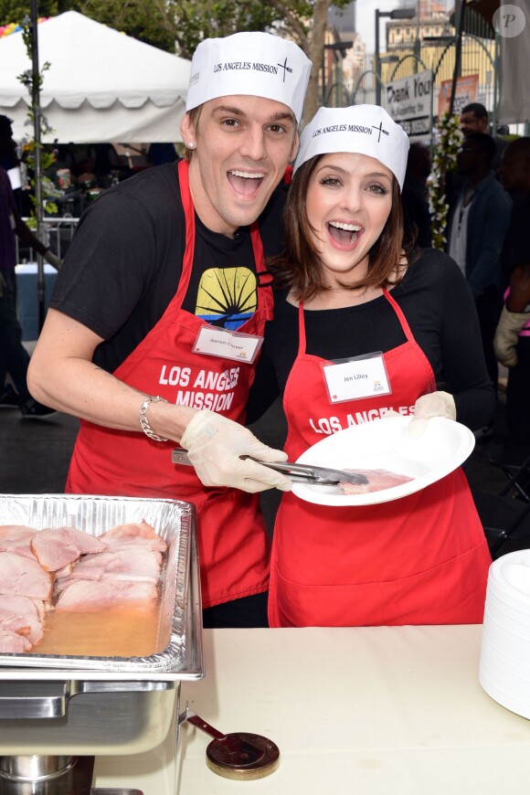 Aaron Carter et Jen Lilley participent à la mission caritative annuelle de Pâques à Los Angeles, le 18 avril 2014