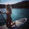 Zahia Dehar : très sexy en bikini pour une séance de paddle