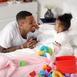 Chris Brown et Royalty dans le clip de la chanson "Little More (Royalty)". Décembre 2015.
