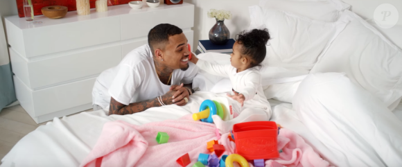 Chris Brown et Royalty dans le clip de la chanson "Little More (Royalty)". Décembre 2015.