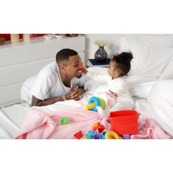 Chris Brown et Royalty dans le clip de la chanson "Little More (Royalty)". Décembre 2015.
