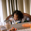 Chris Brown et sa fille Royalty à table dans le clip de la chanson "Little More (Royalty)". Décembre 2015.