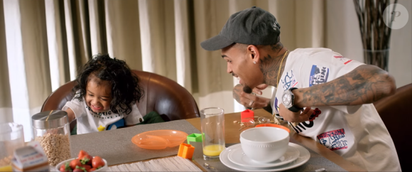 Chris Brown et sa fille Royalty à table dans le clip de la chanson "Little More (Royalty)". Décembre 2015.