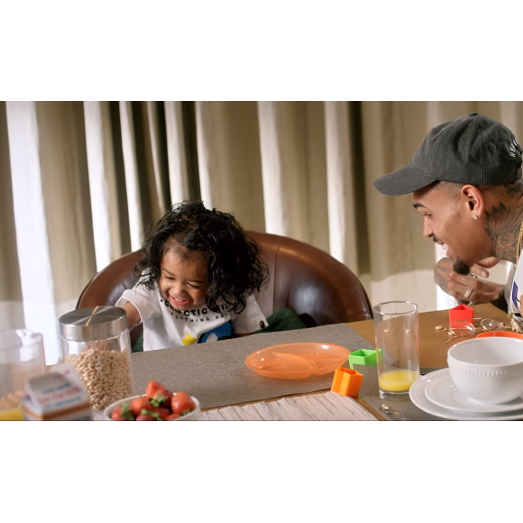 Chris Brown et sa fille Royalty à table dans le clip de la chanson "Little More (Royalty)". Décembre 2015.