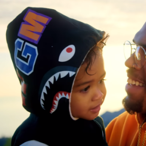 Chris Brown, papa envoûté par sa fille Royalty dans le clip de la chanson "Little More (Royalty)". Décembre 2015.