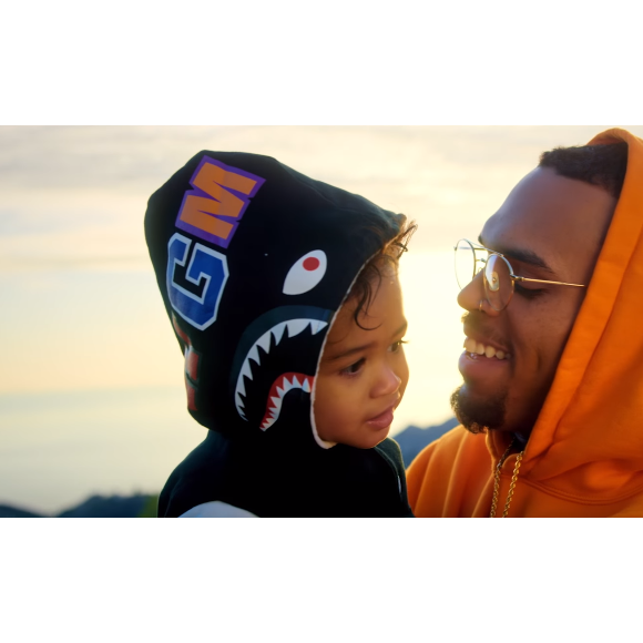 Chris Brown, papa envoûté par sa fille Royalty dans le clip de la chanson "Little More (Royalty)". Décembre 2015.