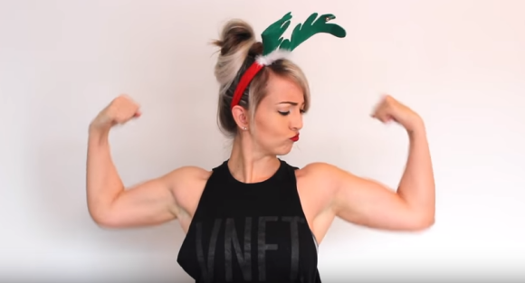 Kassie K. dans le clip d'All I Want for Christmas Is Gains, sa parodie fitness d'All I Want for Christmas Is You de Mariah Carey pour Noël 2015.
