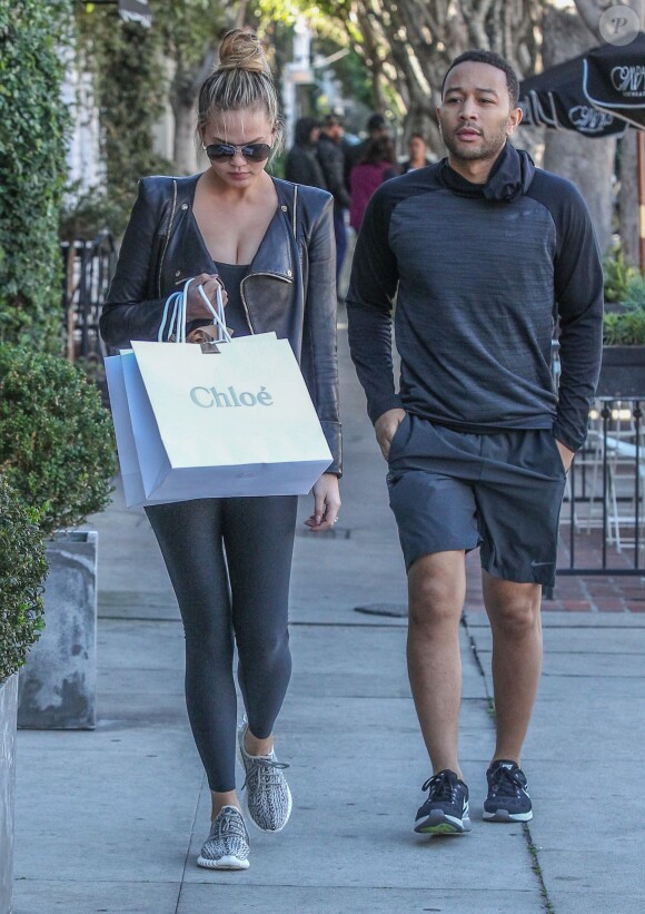 John Legend et sa femme Chrissy Teigen enceinte à West Hollywood, le 14 décembre 2015.