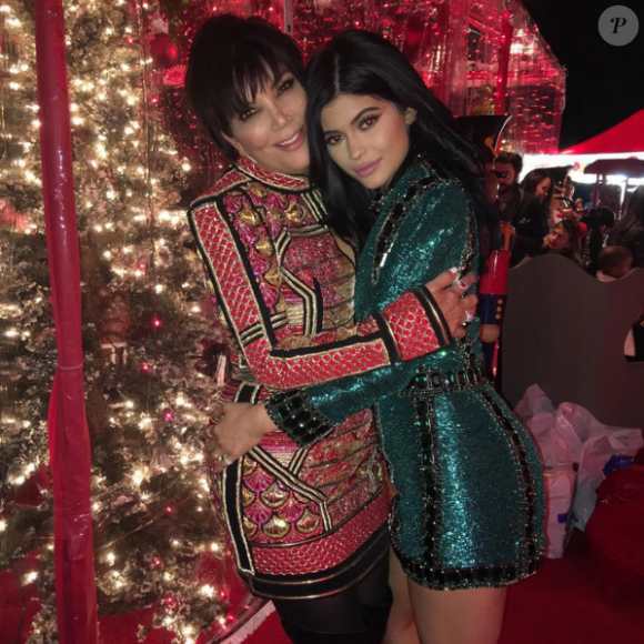 Kris et Kylie Jenner fêtent le réveillon de Noël à Los Angeles, nuit du 24 au 25 décembre 2015.