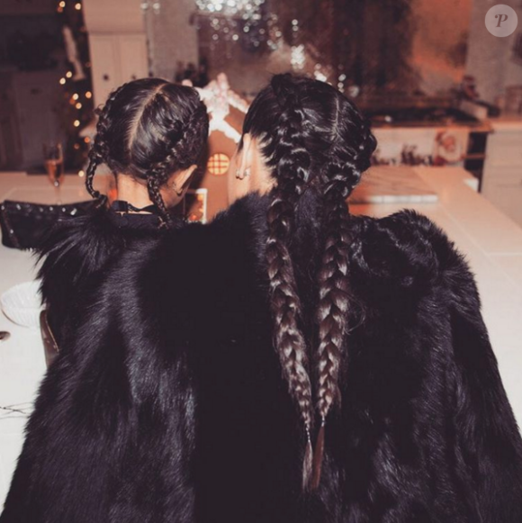 North West et Kim Kardashian coiffées à l'identique pour le réveillon. Los Angeles, le 25 décembre 2015.