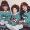 Kourtney, Khloé et Kim Kardashian fêtent Noël en 1986. Photo publiée le 25 décembre 2015.